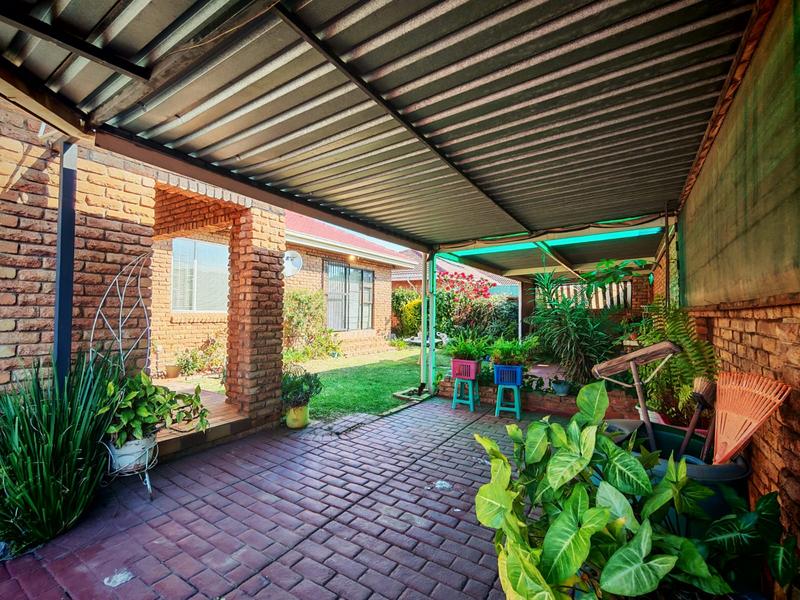 To Let 4 Bedroom Property for Rent in Florauna Gauteng