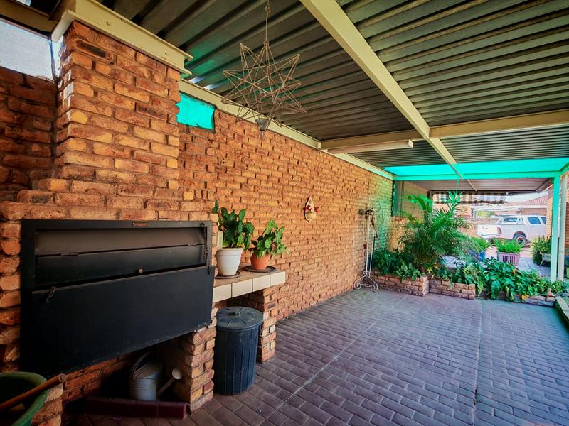 To Let 4 Bedroom Property for Rent in Florauna Gauteng