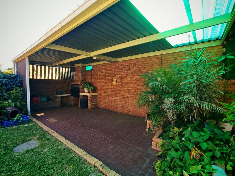 To Let 4 Bedroom Property for Rent in Florauna Gauteng