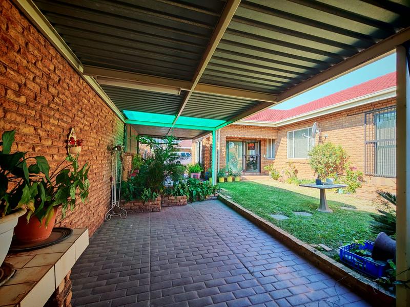 To Let 4 Bedroom Property for Rent in Florauna Gauteng