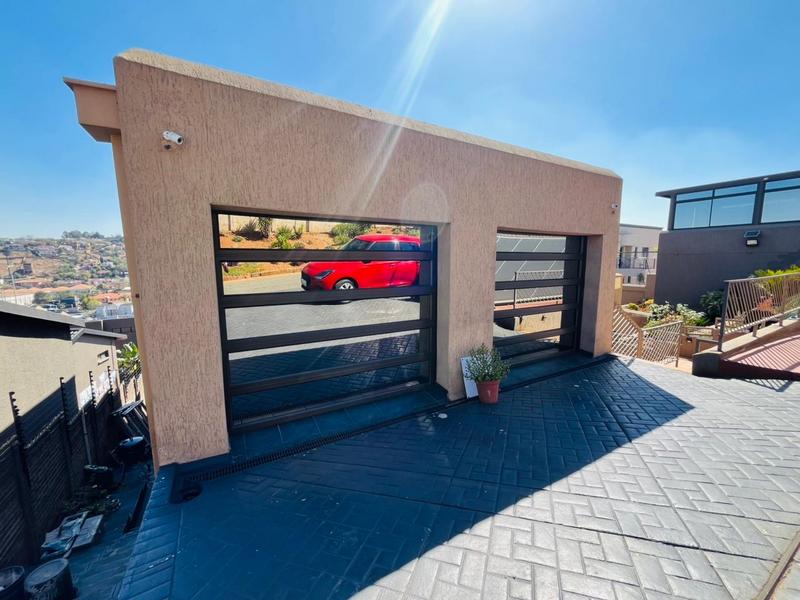 4 Bedroom Property for Sale in Bassonia Gauteng