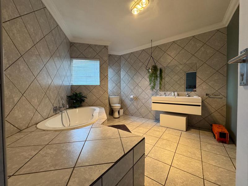 7 Bedroom Property for Sale in Zwartkop Gauteng