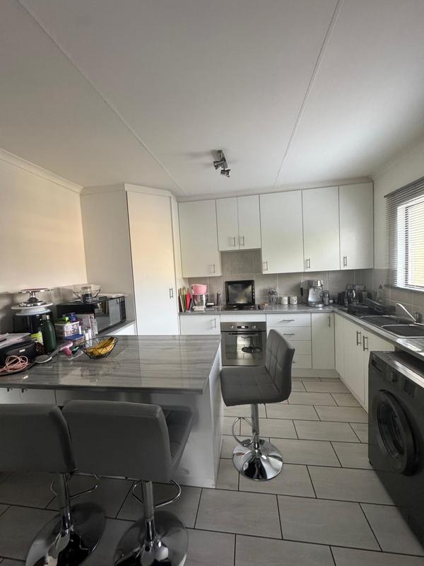 To Let 2 Bedroom Property for Rent in Buccleuch Gauteng