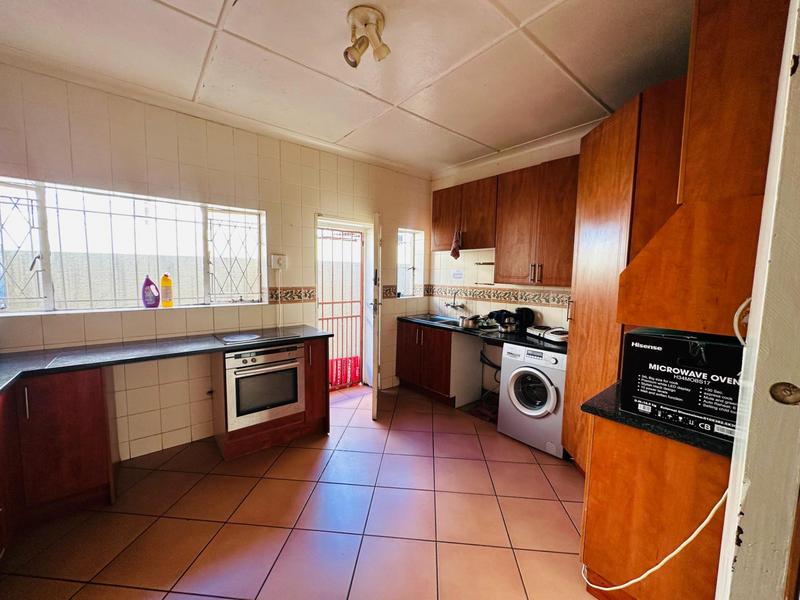 7 Bedroom Property for Sale in Fairwood Gauteng