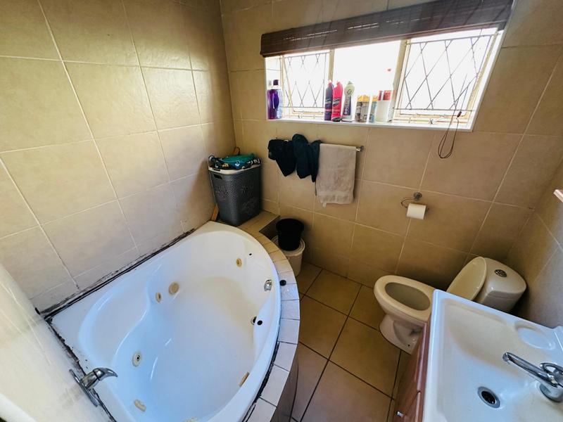 7 Bedroom Property for Sale in Fairwood Gauteng