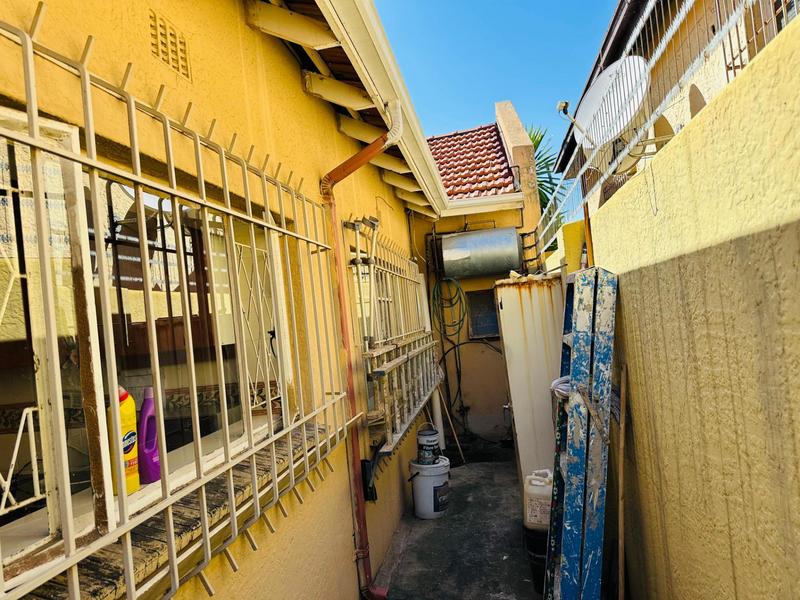 7 Bedroom Property for Sale in Fairwood Gauteng