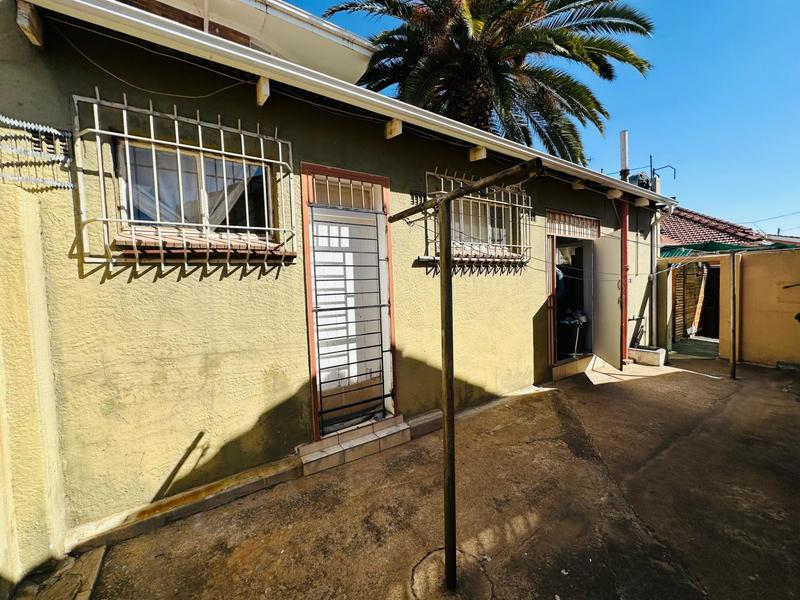 7 Bedroom Property for Sale in Fairwood Gauteng
