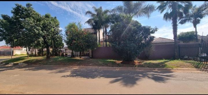 6 Bedroom Property for Sale in Lenasia Ext 9 Gauteng