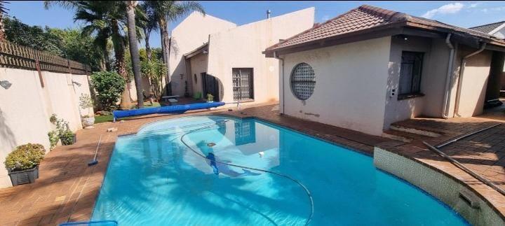 6 Bedroom Property for Sale in Lenasia Ext 9 Gauteng