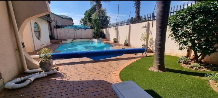 6 Bedroom Property for Sale in Lenasia Ext 9 Gauteng