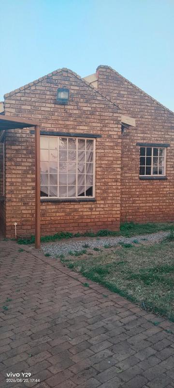 To Let 3 Bedroom Property for Rent in Clayville Gauteng