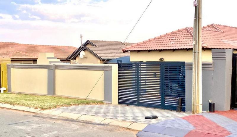 3 Bedroom Property for Sale in Toekomsrus Gauteng