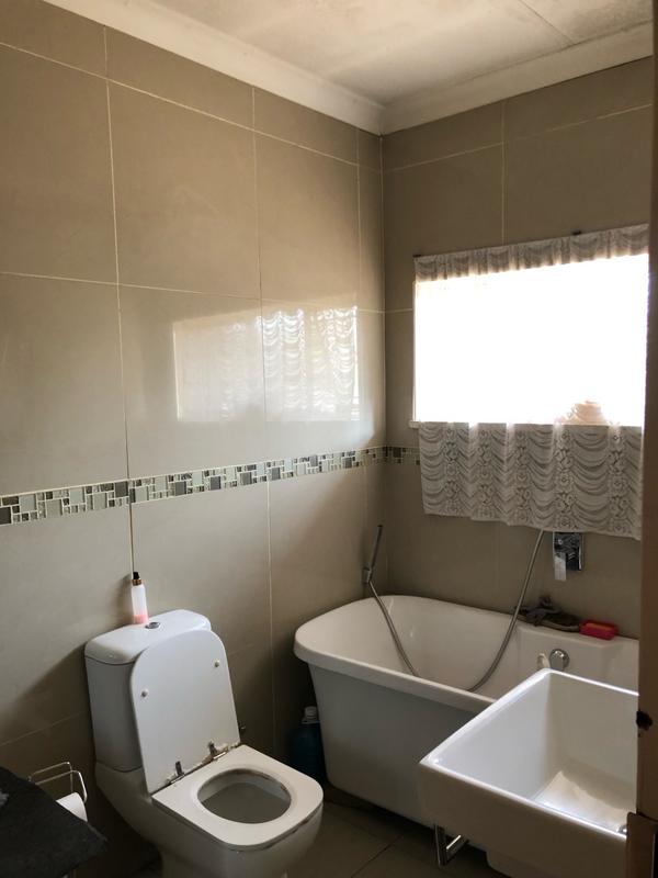 5 Bedroom Property for Sale in Rhodesfield Gauteng