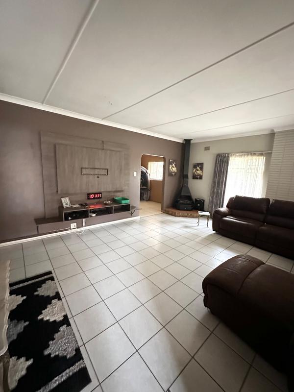 5 Bedroom Property for Sale in Selcourt Gauteng