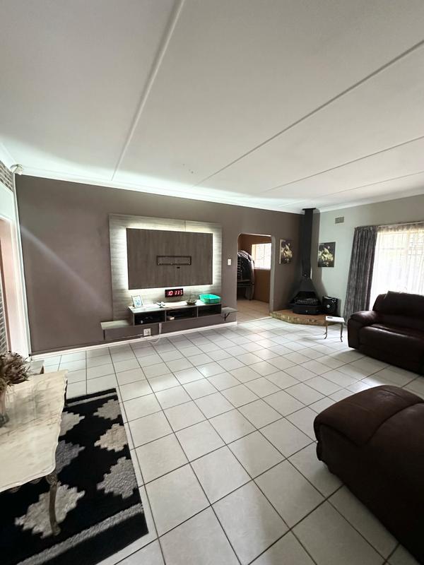 5 Bedroom Property for Sale in Selcourt Gauteng