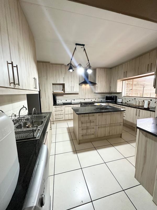 5 Bedroom Property for Sale in Selcourt Gauteng