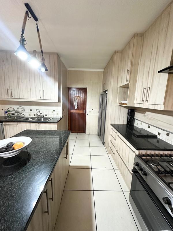 5 Bedroom Property for Sale in Selcourt Gauteng