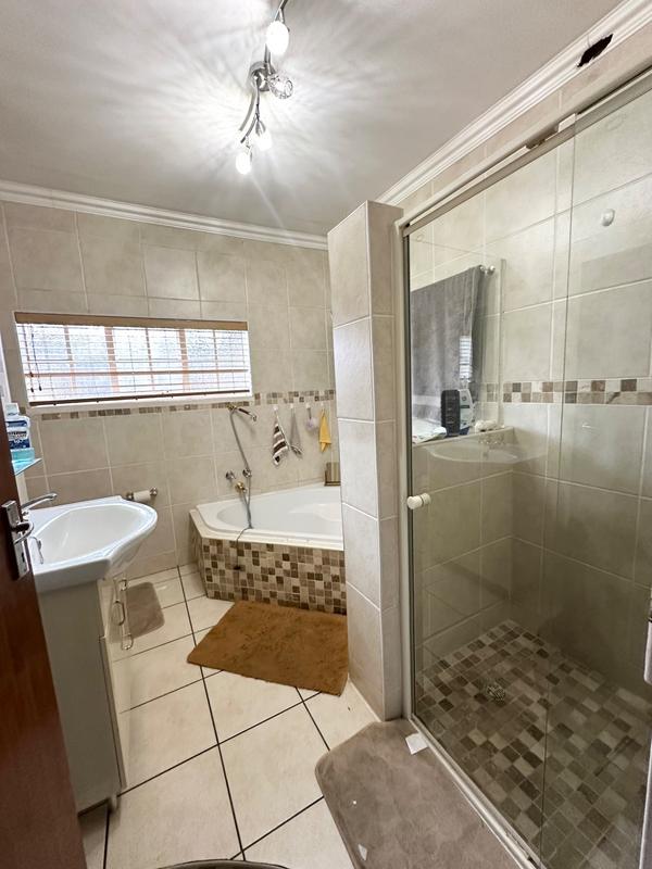 5 Bedroom Property for Sale in Selcourt Gauteng