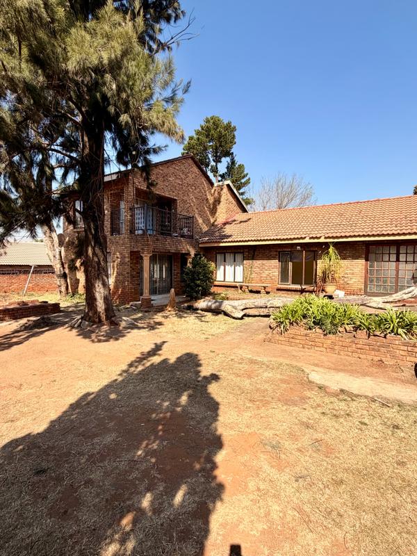 6 Bedroom Property for Sale in Heuweloord Gauteng