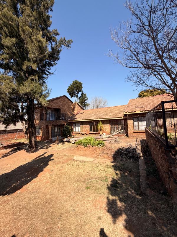 6 Bedroom Property for Sale in Heuweloord Gauteng