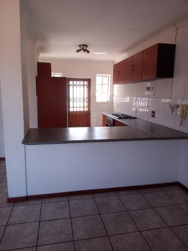 To Let 2 Bedroom Property for Rent in Helderkruin Gauteng