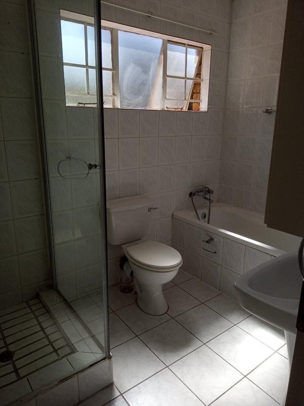 To Let 2 Bedroom Property for Rent in Helderkruin Gauteng