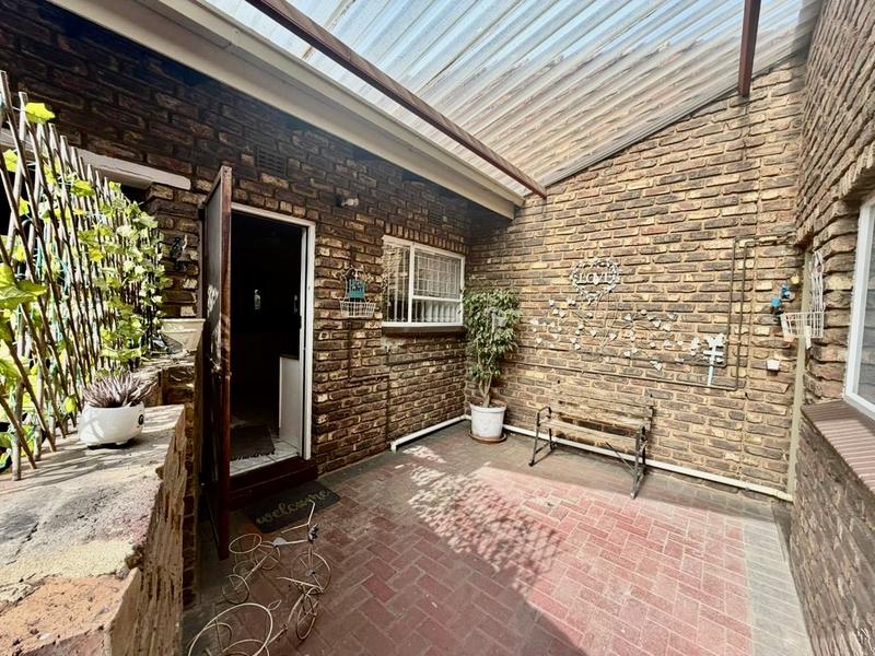 2 Bedroom Property for Sale in Flora Gardens Gauteng