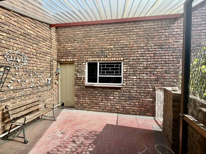 2 Bedroom Property for Sale in Flora Gardens Gauteng