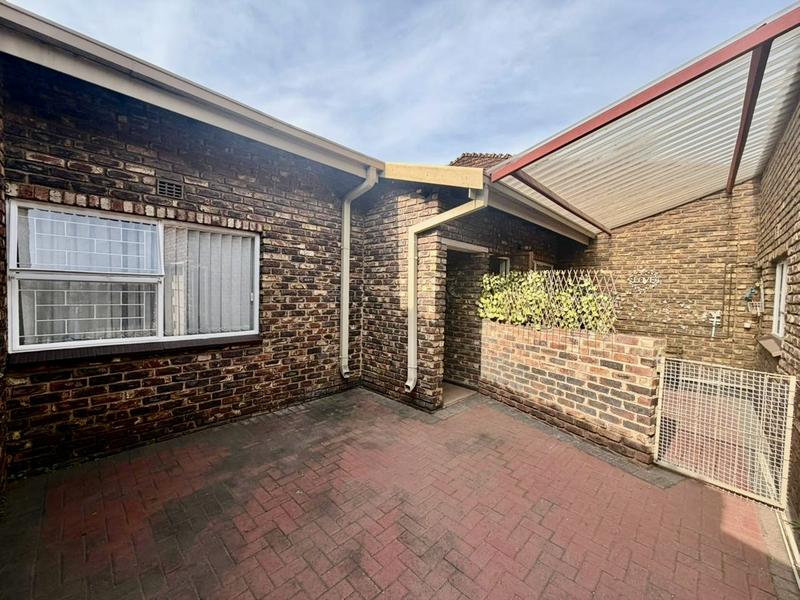 2 Bedroom Property for Sale in Flora Gardens Gauteng