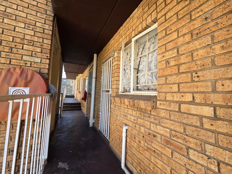 To Let 2 Bedroom Property for Rent in Kenmare Gauteng