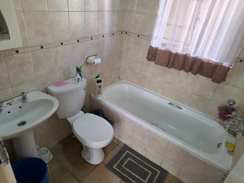 To Let 2 Bedroom Property for Rent in Kenmare Gauteng