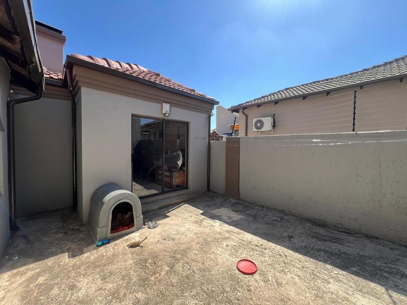 5 Bedroom Property for Sale in Alveda Park Gauteng