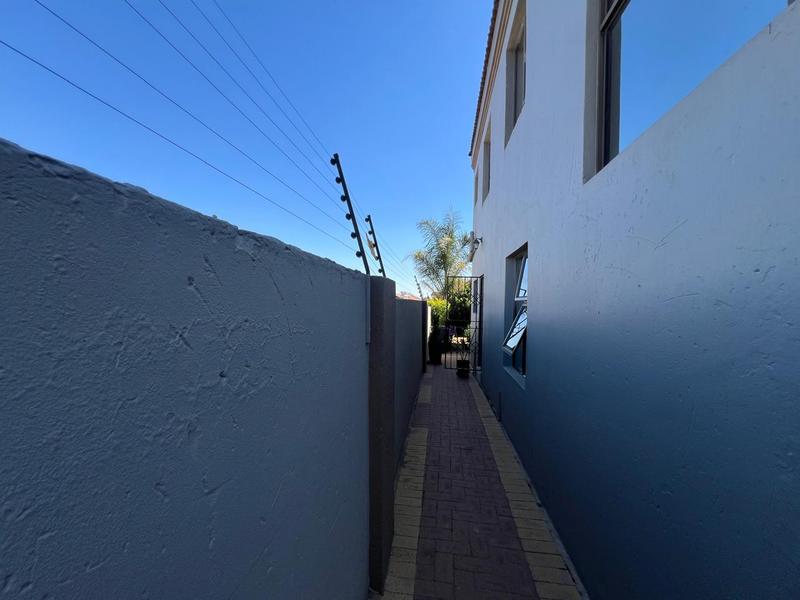 5 Bedroom Property for Sale in Alveda Park Gauteng