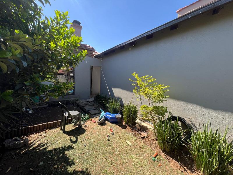 5 Bedroom Property for Sale in Alveda Park Gauteng
