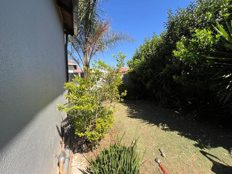 5 Bedroom Property for Sale in Alveda Park Gauteng