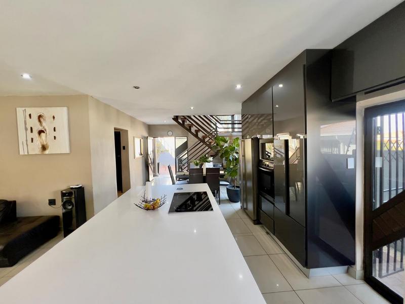 5 Bedroom Property for Sale in Alveda Park Gauteng