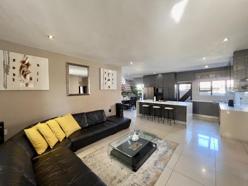 5 Bedroom Property for Sale in Alveda Park Gauteng
