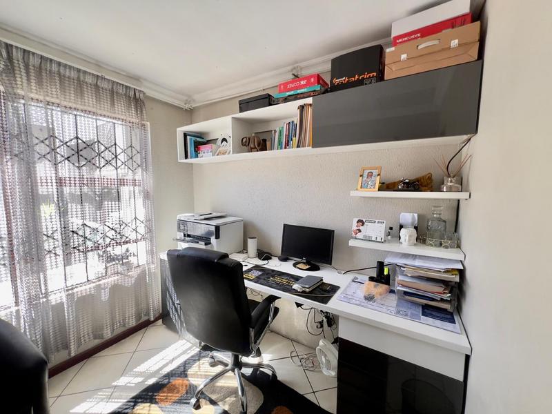 5 Bedroom Property for Sale in Alveda Park Gauteng