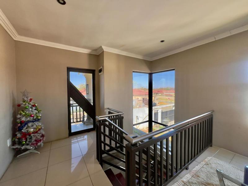 5 Bedroom Property for Sale in Alveda Park Gauteng