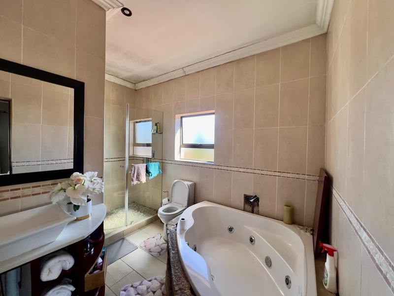 5 Bedroom Property for Sale in Alveda Park Gauteng