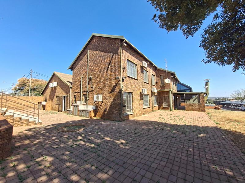 To Let Commercial Property for Rent in Doornkloof Gauteng