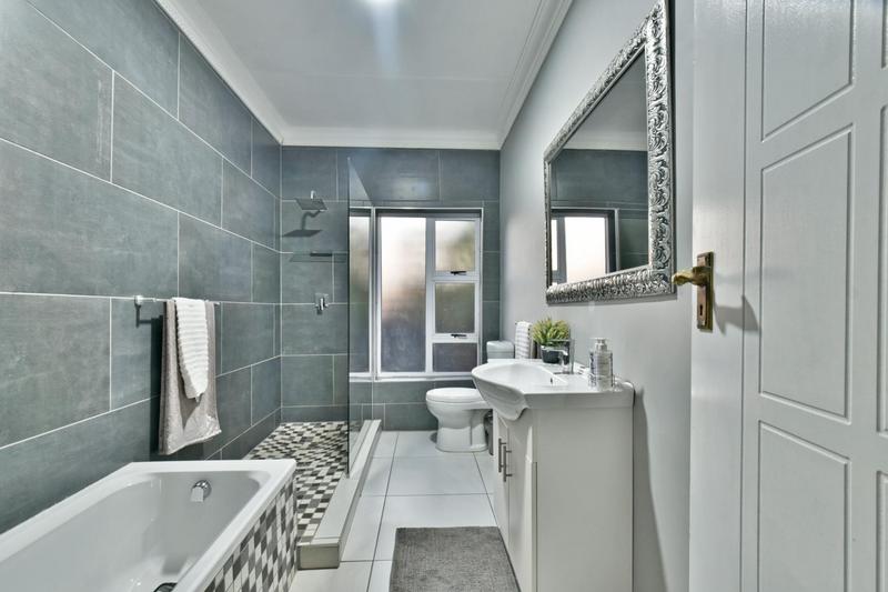 5 Bedroom Property for Sale in Glenvista Gauteng