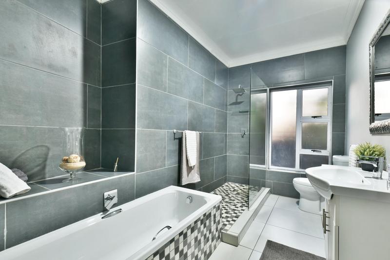 5 Bedroom Property for Sale in Glenvista Gauteng