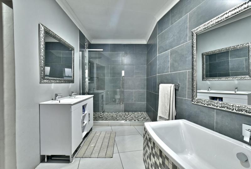 5 Bedroom Property for Sale in Glenvista Gauteng