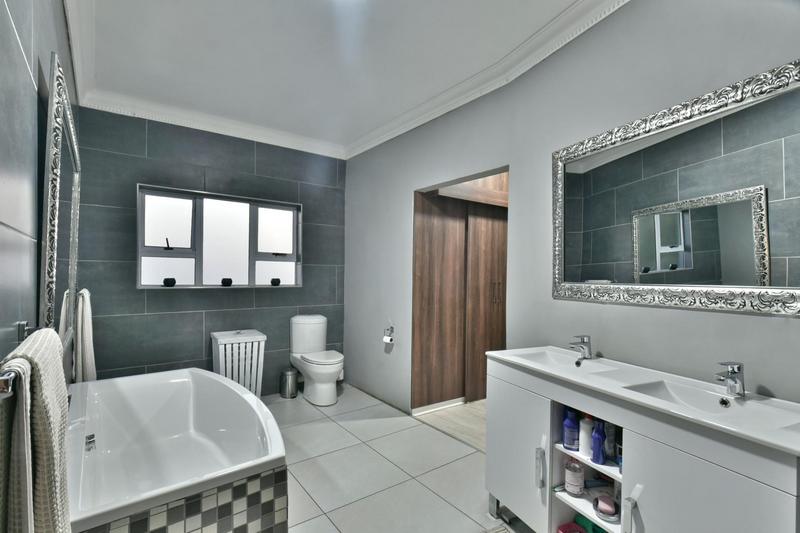 5 Bedroom Property for Sale in Glenvista Gauteng