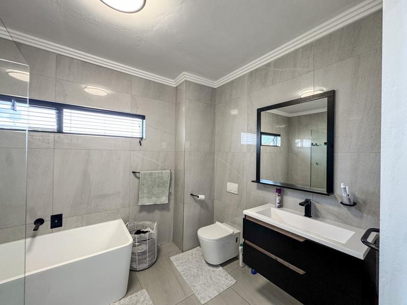 5 Bedroom Property for Sale in Midstream Ridge Gauteng