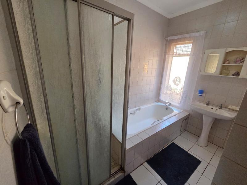 5 Bedroom Property for Sale in Magalieskruin Gauteng