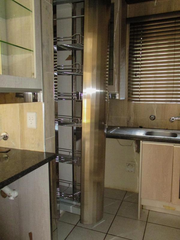 To Let 2 Bedroom Property for Rent in Die Hoewes Gauteng