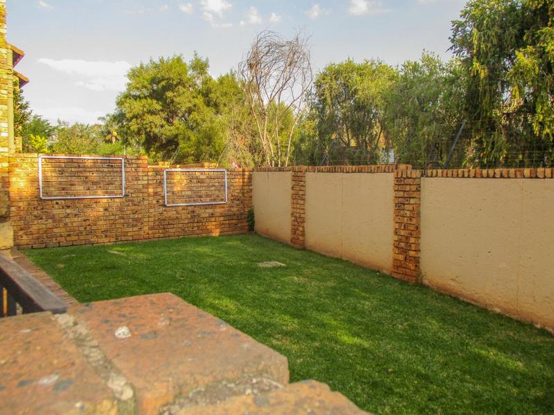 To Let 2 Bedroom Property for Rent in Die Hoewes Gauteng