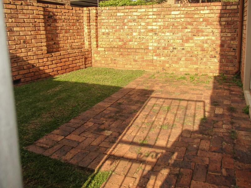 To Let 2 Bedroom Property for Rent in Die Hoewes Gauteng